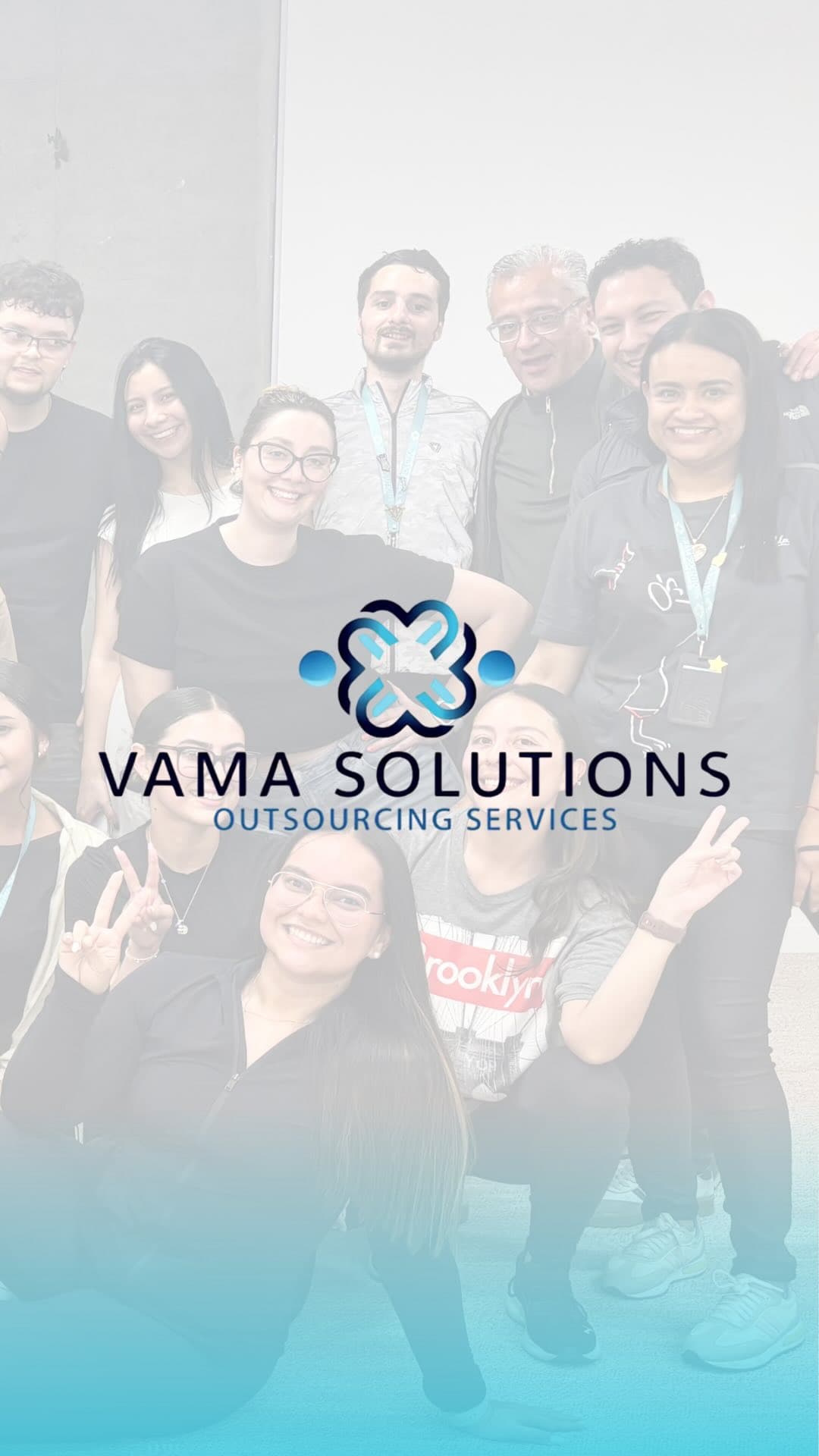 El equipo de VAMA Solutions, con el logo de la empresa sobre la foto.